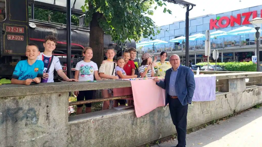 (FOTO) Mala travnička raja oduševila prolaznike i načelnika / Ručno izrađuju i prodaju napravljeni nakit…