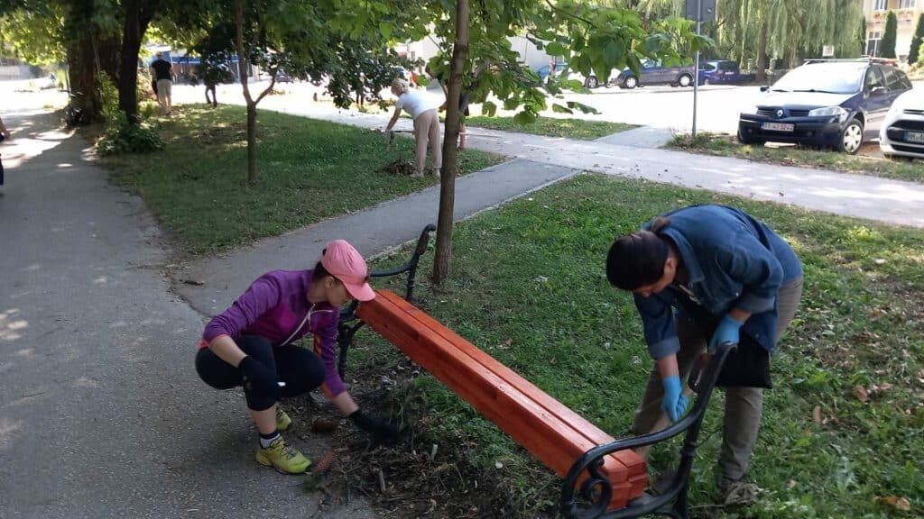 građani zajedno u akciji čišćenja ulica travnika (foto)