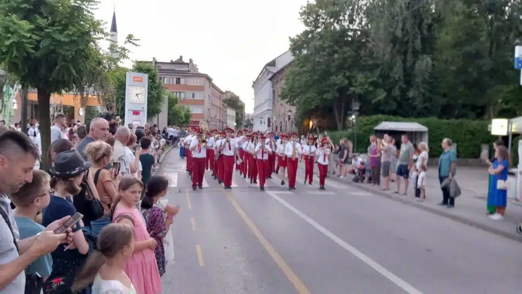 Završena manifestacija ”17. Travničke večeri” prekrasnim defileom kroz grad (FOTO)