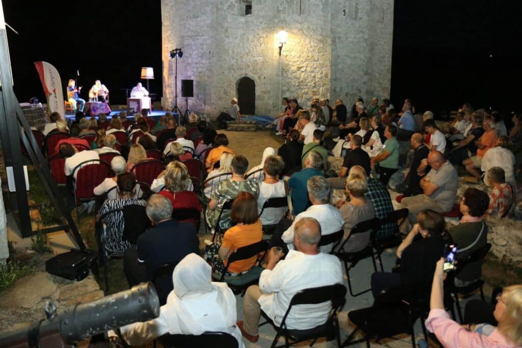 književno-muzička večer "patuljci s plave vode“ okupila brojne posjetitelje na tvrđavi u travniku