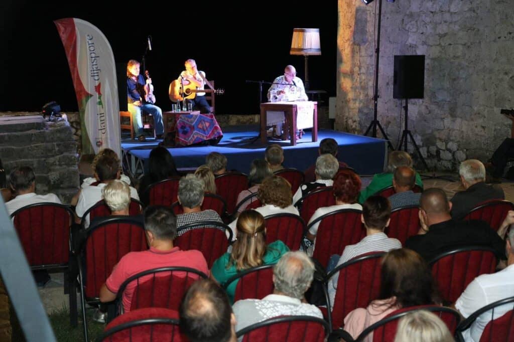 književno-muzička večer "patuljci s plave vode“ okupila brojne posjetitelje na tvrđavi u travniku