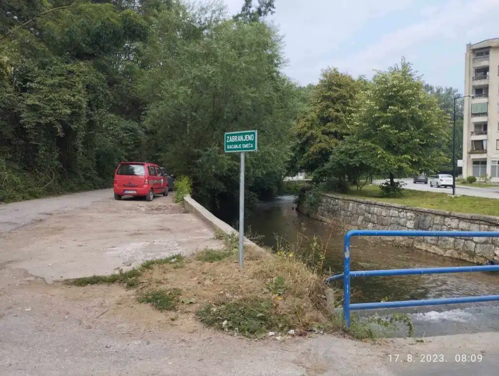 Uklonjeni kontejneri kod mosta prema Krndiji