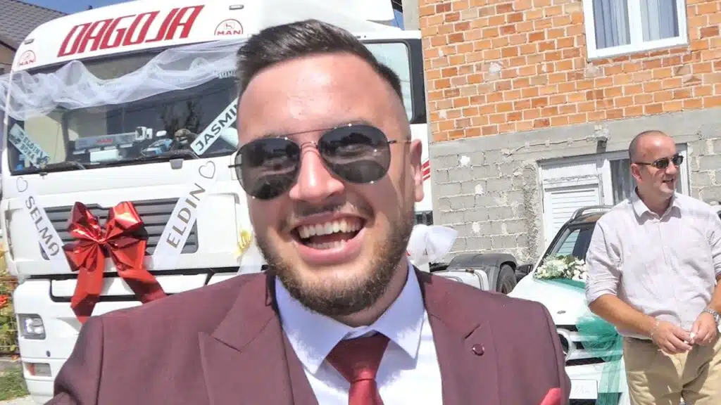 (VIDEO) Po mladu otišao sa kamionima…