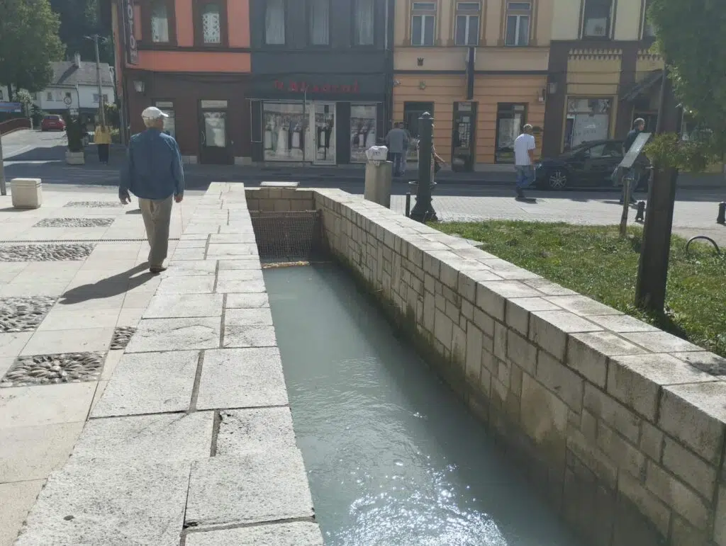 Neodgovorno ponašanje pojedinaca/ Onečišćen potok kod Šarene džamije