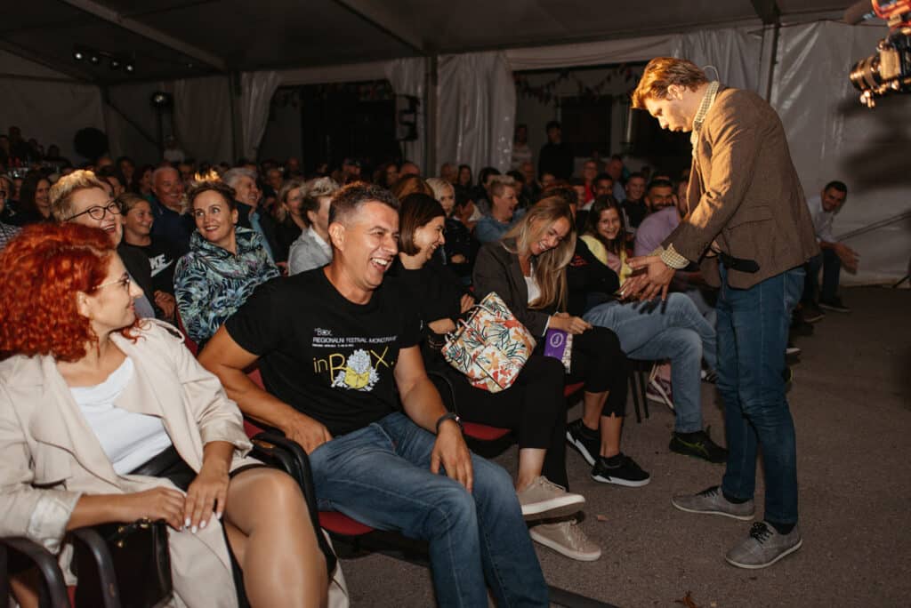 druga noć festivala monodrame inbox: priče o životu izvan domovine i predstava bez teksta očarale publiku (foto)