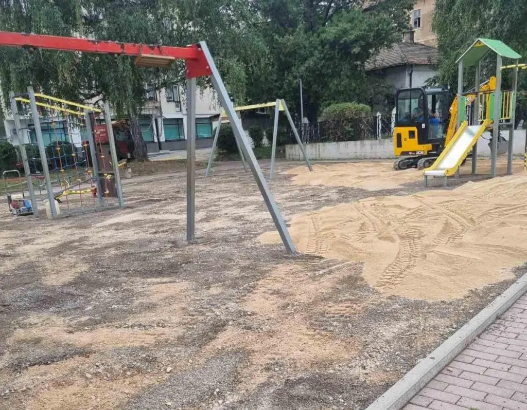 U toku uređenje dječijeg igrališta kod ljetne bašte Gala