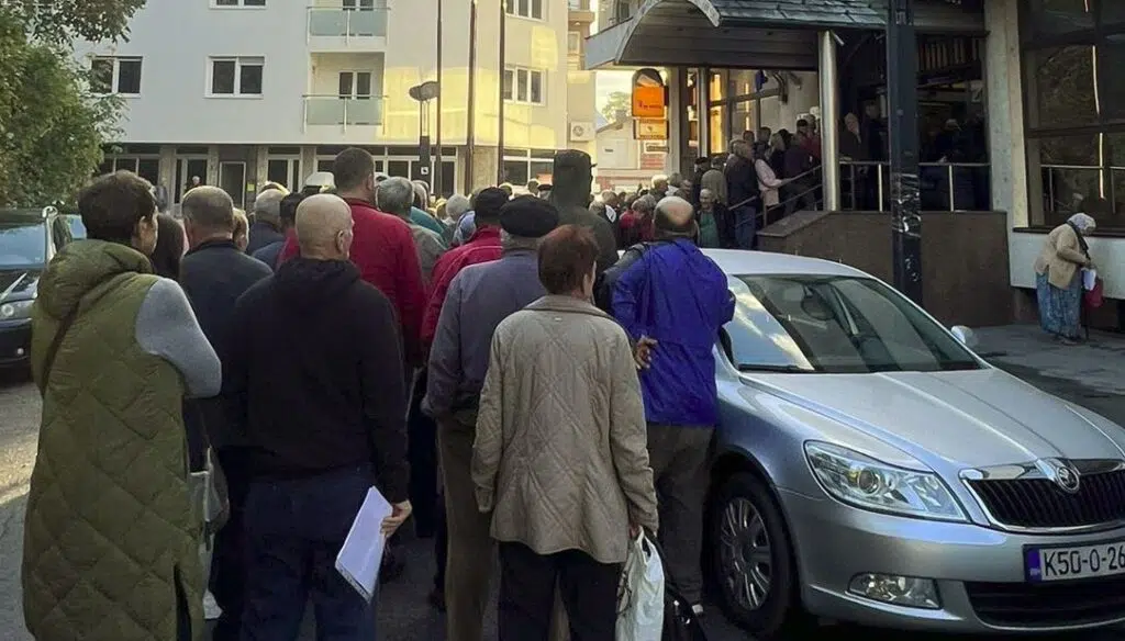 Građani Travnika u redu za CIPS / Velike gužve ispred poslovnice Pošte u Travniku