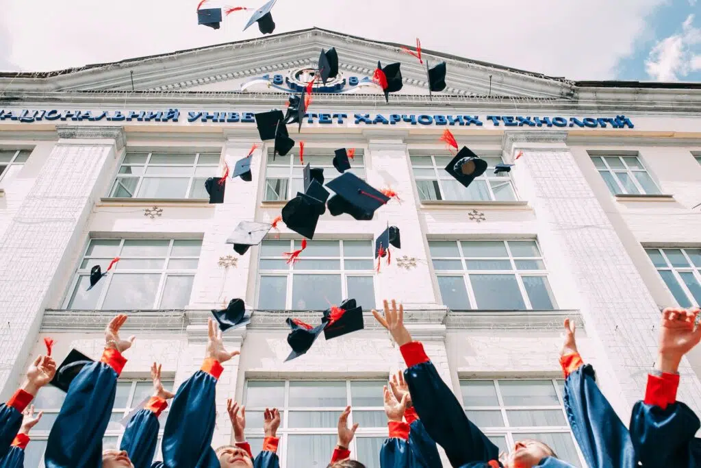 Općina Travnik objavila konkurse za dodjelu stipendija studentima i učenicima