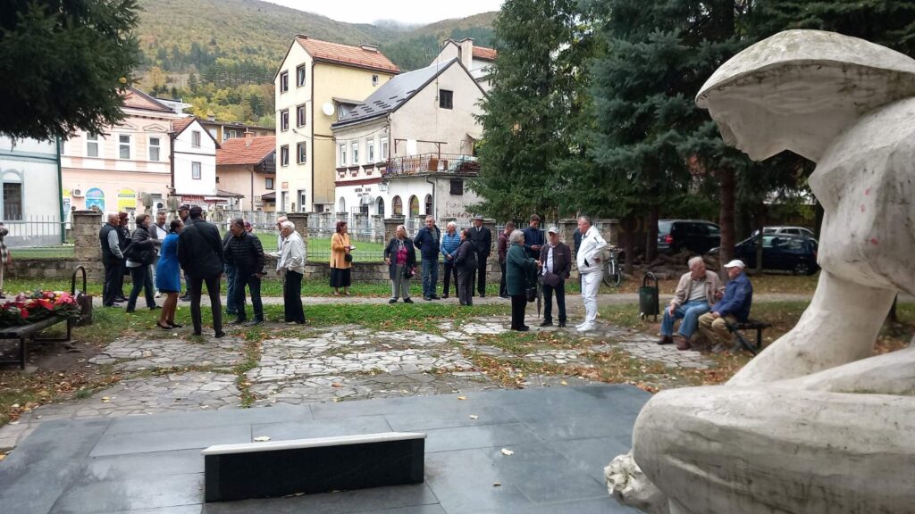 (foto) polaganjem cvijeća obilježena 79. godina oslobođenja travnika