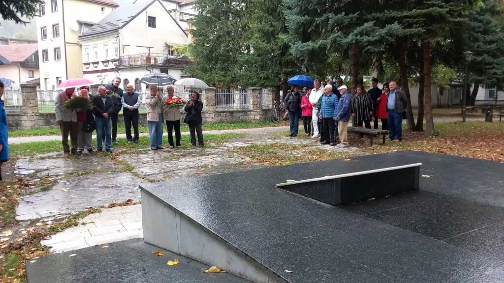 (FOTO) Polaganjem cvijeća obilježena 79. godina oslobođenja Travnika