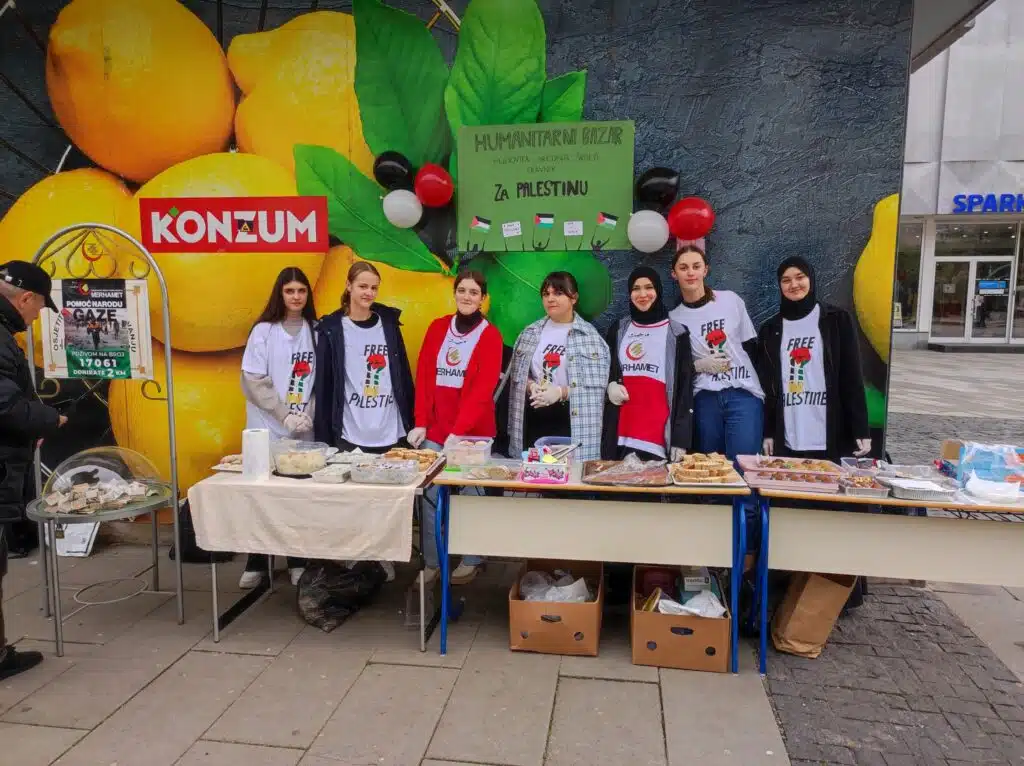 (FOTO) Učenici MSŠ “Travnik” i članovi Merhameta organizovali humanitarni bazar za Palestinu