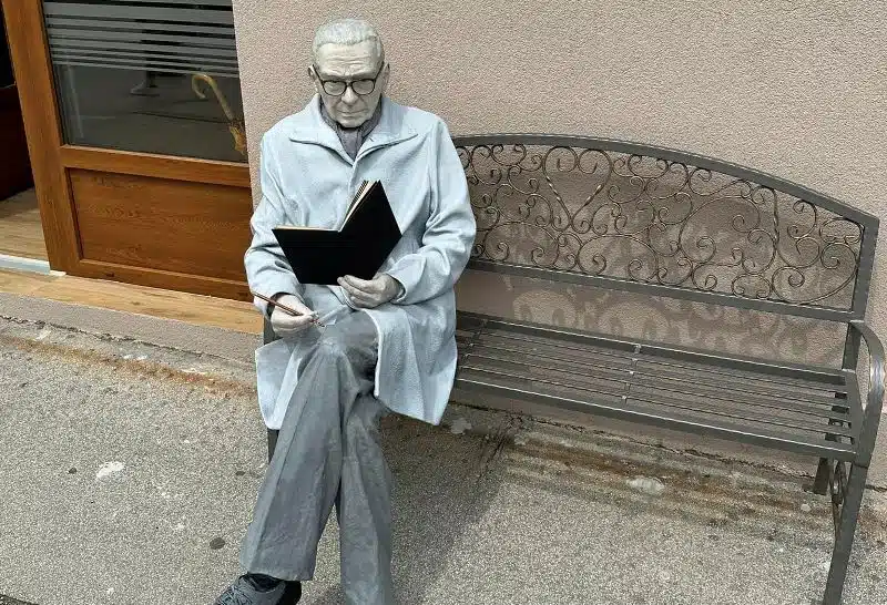 Skulptura Ive Andrića privremeno na revitalizaciji