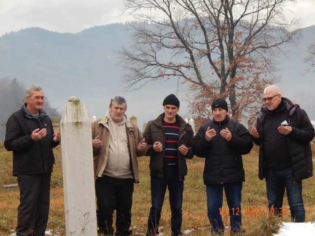 (FOTO) Godišnjica 306. brdske brigade Armije RBiH / Predstavnici Udruženja “306” posjetili mezarja u osam sela