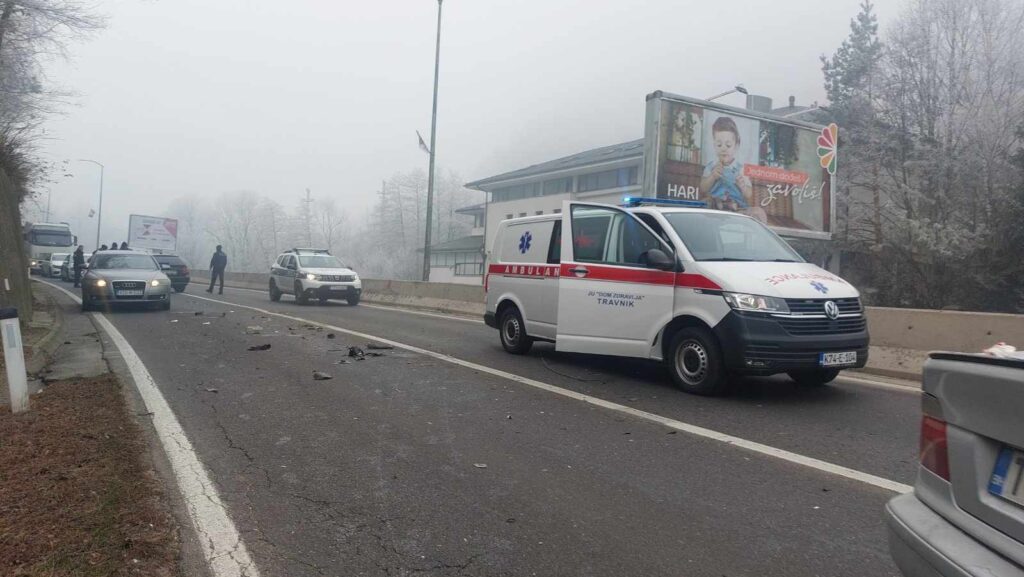 vozači oprez/ saobraćajna nezgoda na ulazu u travnik