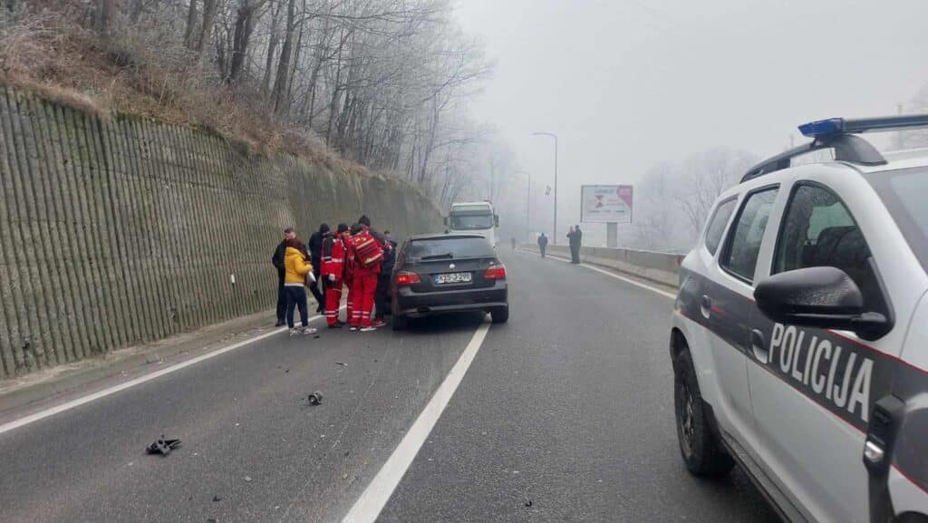 vozači oprez/ saobraćajna nezgoda na ulazu u travnik