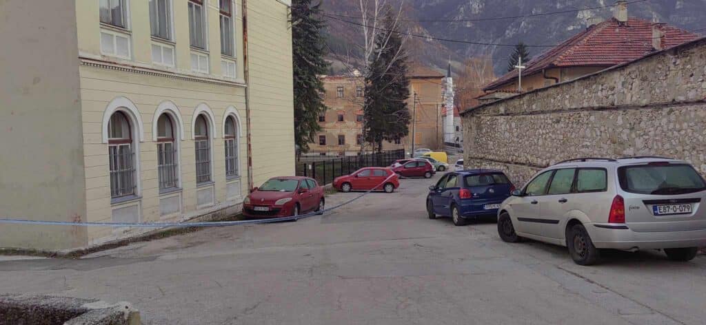 maknite vozila parkirana kod muzičke škole travnik