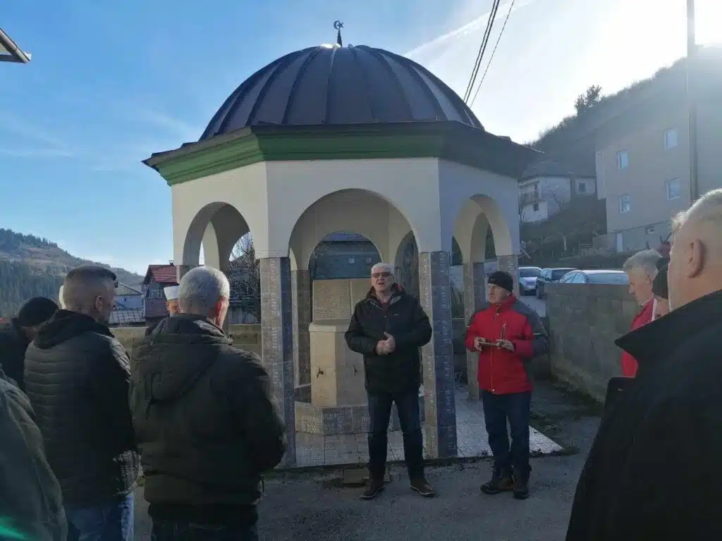 (FOTO) Predstavnici Udruženja “306” Bila Travnik obišli mezarja u Gluhoj Bukovici, Višnjevu i Orahovu