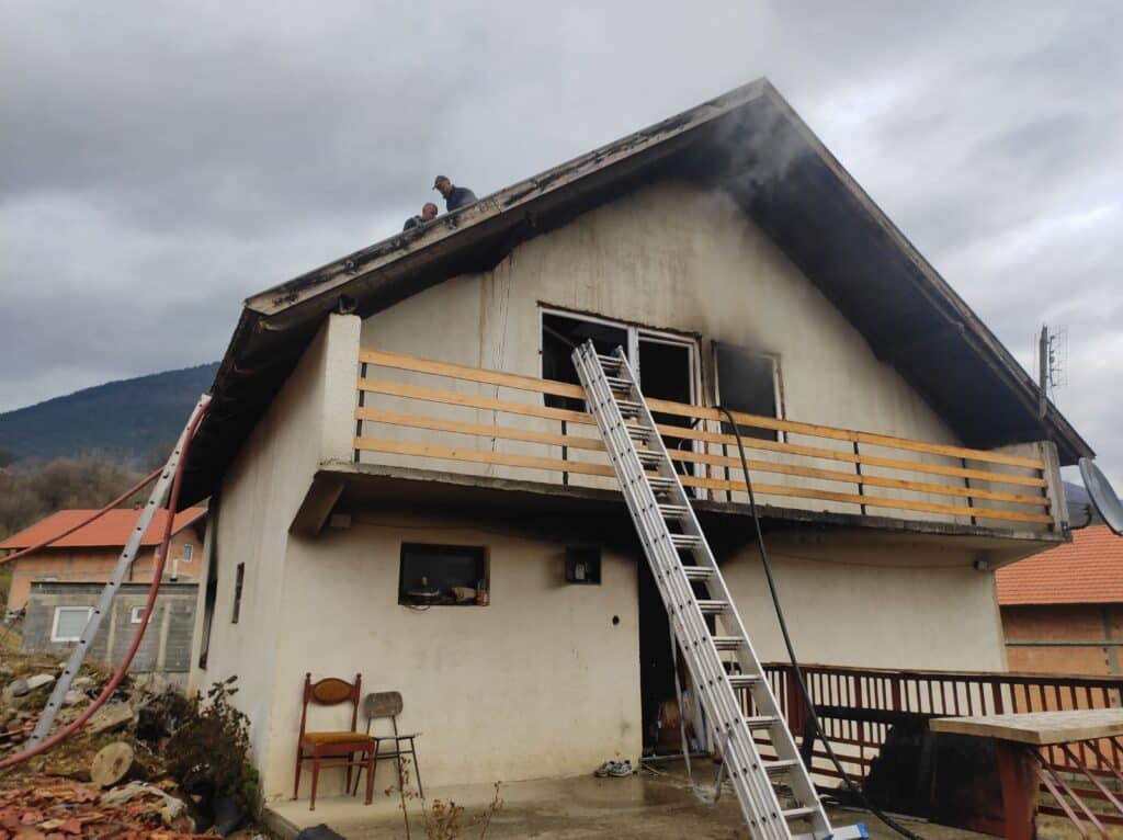 požar na kući u karauli: intervencija travničke jedinice