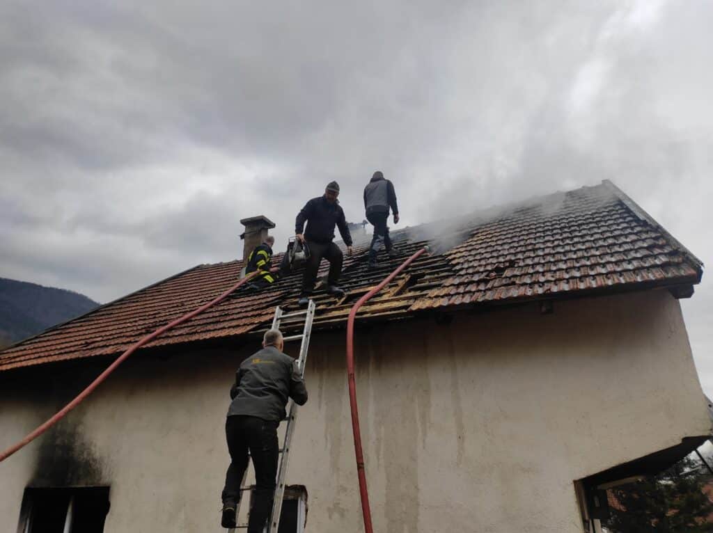 požar na kući u karauli: intervencija travničke jedinice
