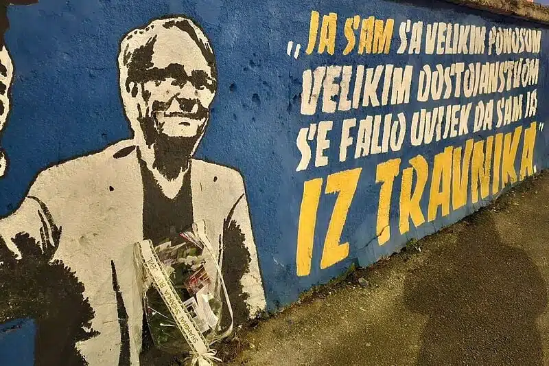 Kinezi posjetili Ćirin mural u Travniku i na dirljiv način se prisjetili čuvenog trenera