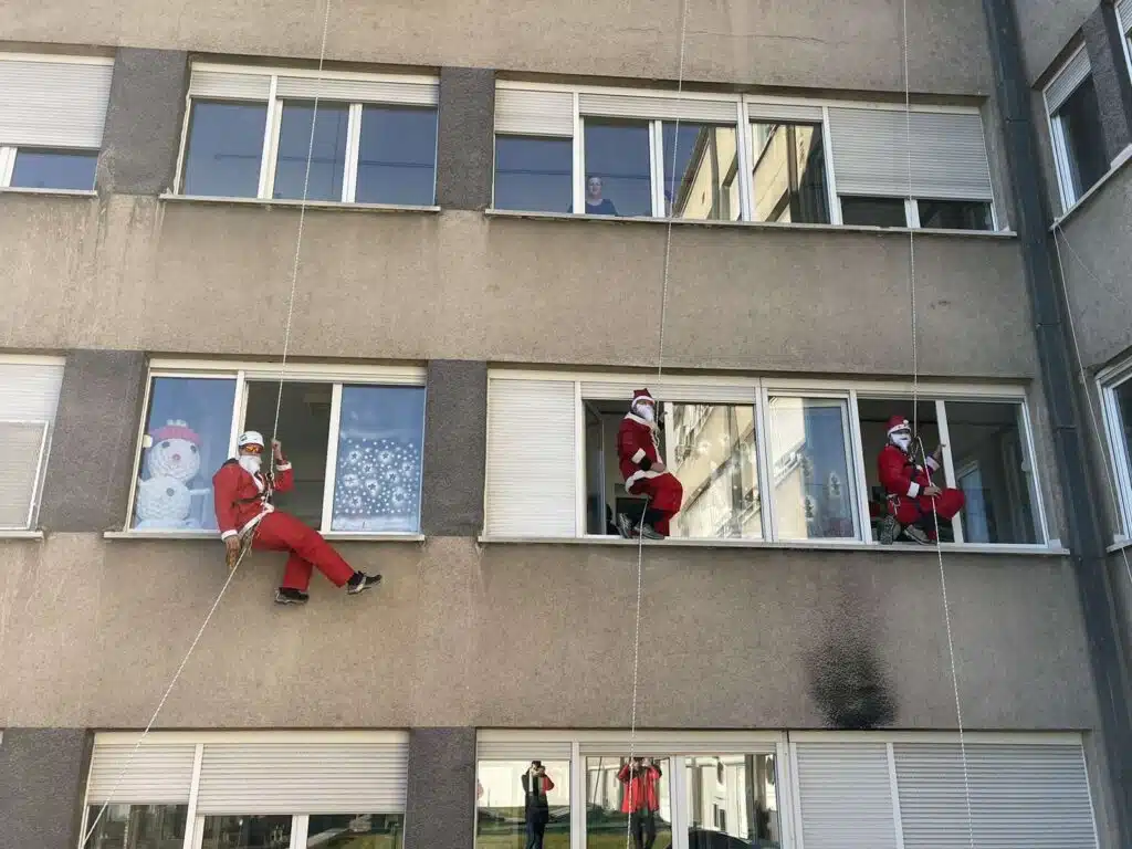 Deda Mrazovi usrećili djecu Kantonalne Bolnice Travnik