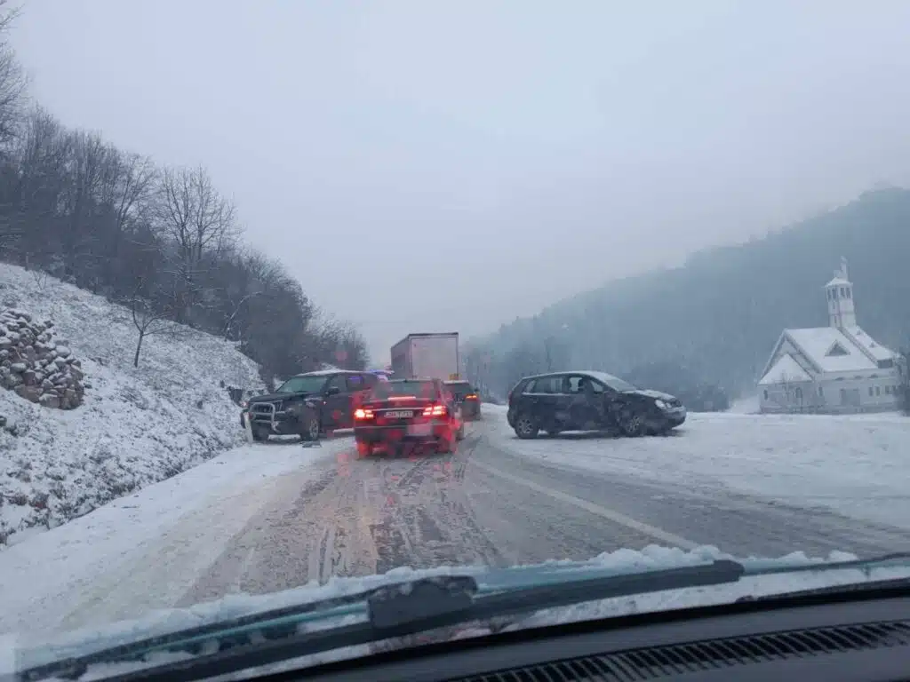 VOZAČI OPREZ / Saobraćajna nezgoda na izlazu iz Travnika