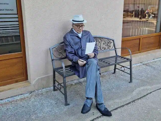 Skulptura Ive Andrića nakon revitalizacije ponovno pred Gradskom bibliotekom