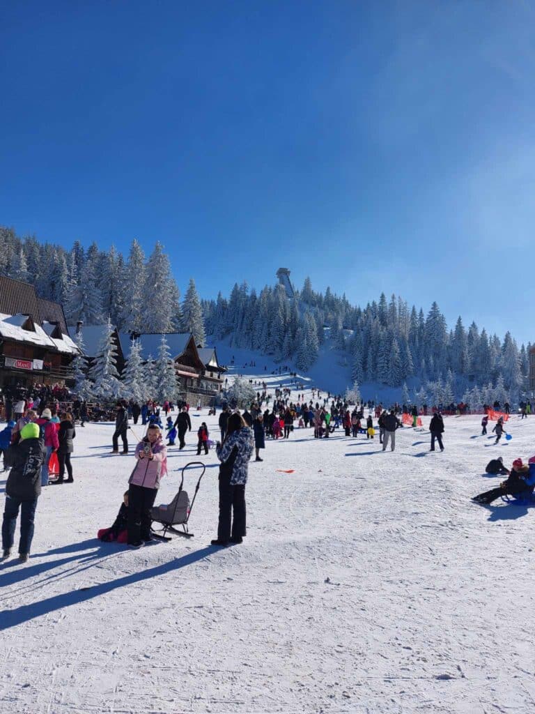 na vlašiću prava zimska idila, brojni posjetioci uživaju u snijegu i suncu (foto)