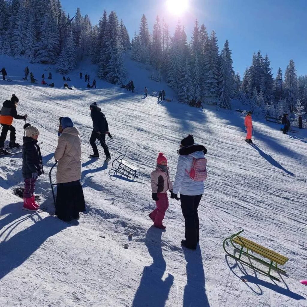 na vlašiću prava zimska idila, brojni posjetioci uživaju u snijegu i suncu (foto)