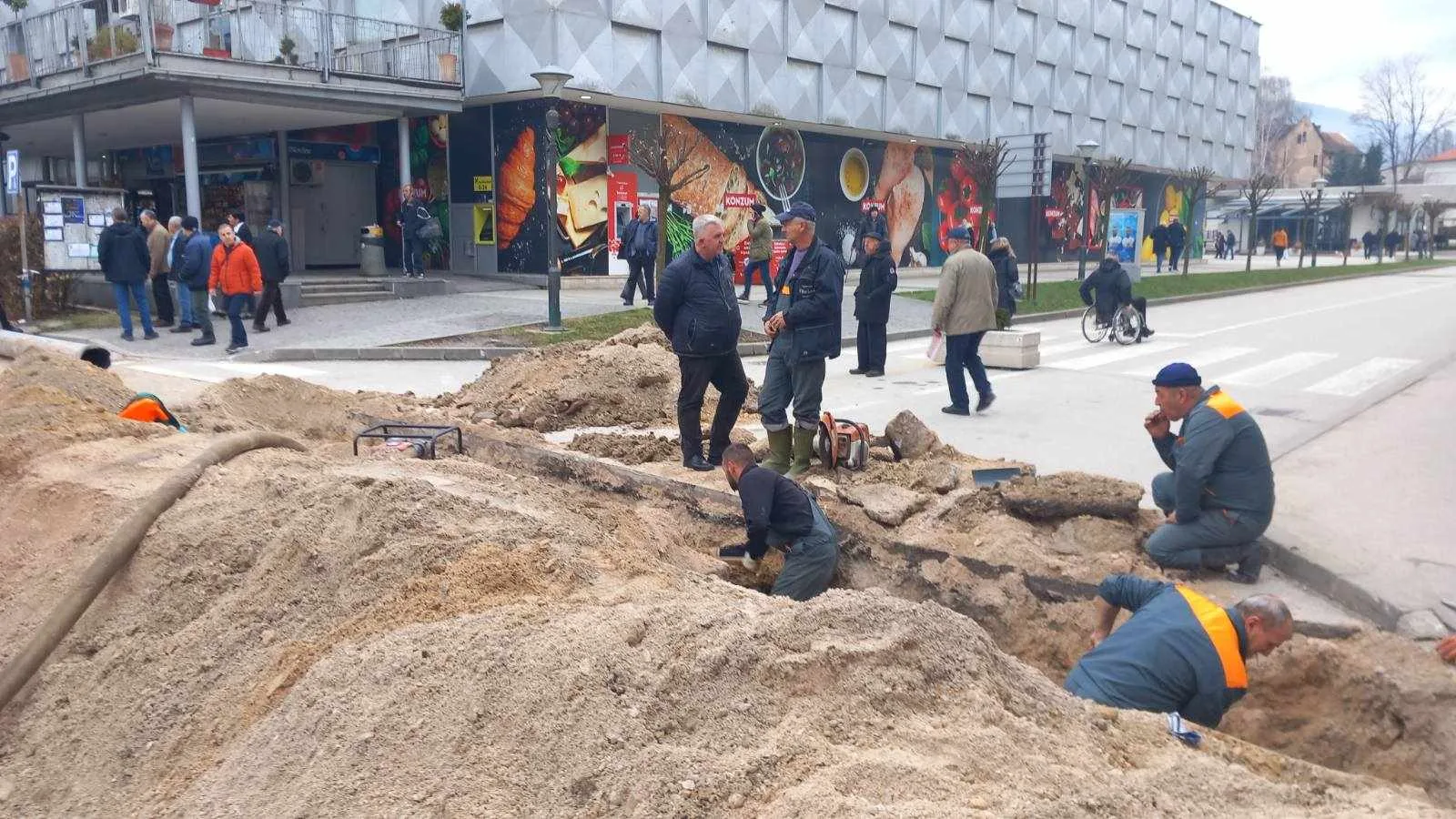 (FOTO) U toku obimni radovi JKP “Bašbunar” u centru Travnika