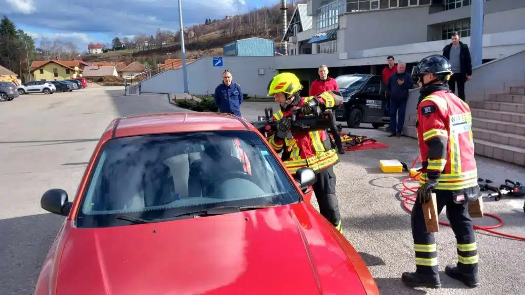 Travničkim vatrogascima demonstrirana nova oprema za spašavanje
