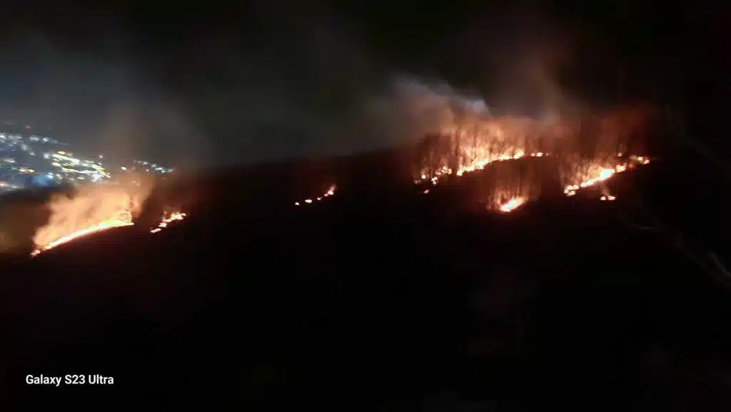 Vatrogasci na terenu: Veliki požar hara naseljima Voćnjak i Bašbunar u Travniku (FOTO)