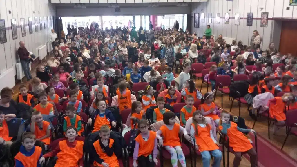 Stotine mališana pogledalo mjuzikl “Slovotragač” (FOTO)