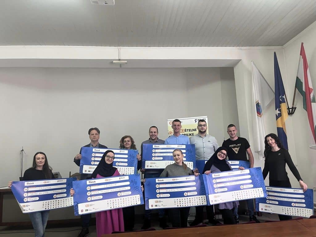 Omladinska banka Travnik uručila čekove za novih 8 mikrobiznisa
