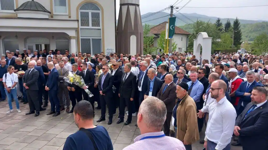 Obilježena 31. godišnjica zločina u Ahmićima: Brojne delegacije položile cvijeće i odale počast (FOTO)