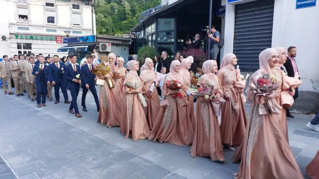 Ulice Travnika zasjale posebnim sjajem, prodefilovali maturanti Elči Ibrahim-pašine medrese (FOTO)