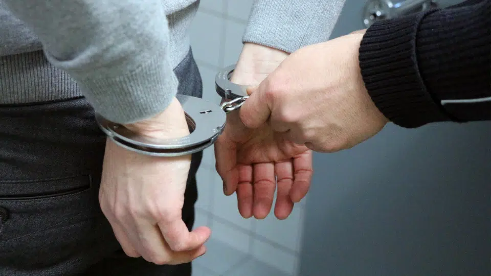 Policijski službenici u Travniku izvršili pretres kuće: Pronađeno lice s potjernice i materije za koje se sumnja da su droge