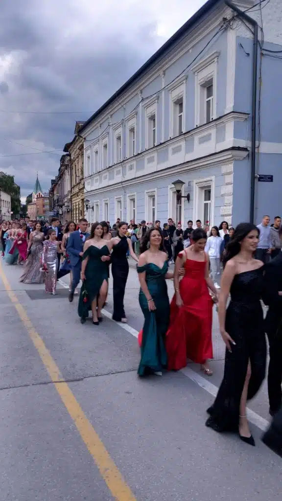 Maturanti uljepšali travničke ulice: Svečani defile maturanata 24. generacije KŠC „Petar Barbarić“ (FOTO+VIDEO)
