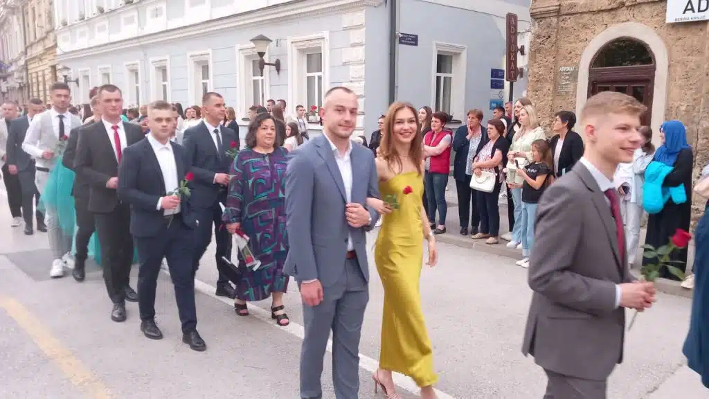 Maturanti Mješovite srednje tehničke škole proslavili kraj školovanja svečanim defileom (FOTO)