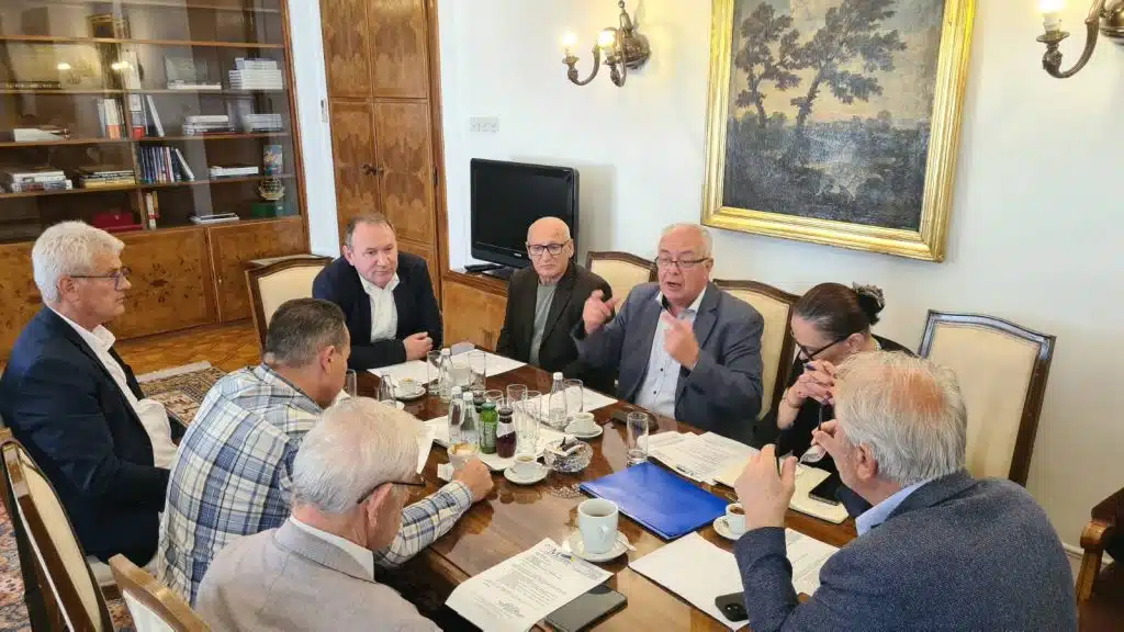 Predsjednik Organizacionog odbora Naučnog skupa sa međunarodnim učešćem „Meokrnje – simbol borbe protiv fašizma“, Refik Lendo održao sastanak sa akademikom Mirkom Pejanovićem, predsjedikom Naučnog odbora