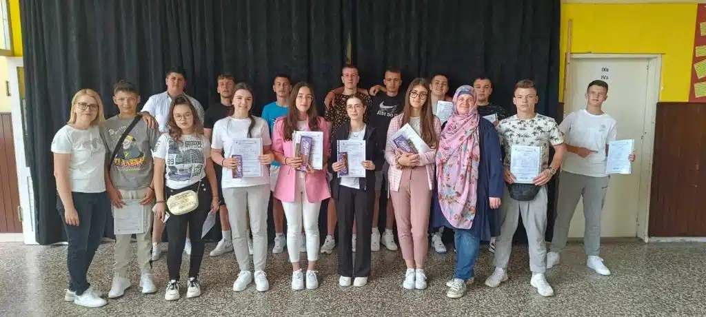 (FOTO) Svečano u Osnovnoj školi “Dolac” / Podijeljena uvjerenja, svjedodžbe i posebne diplome za učenike generacije