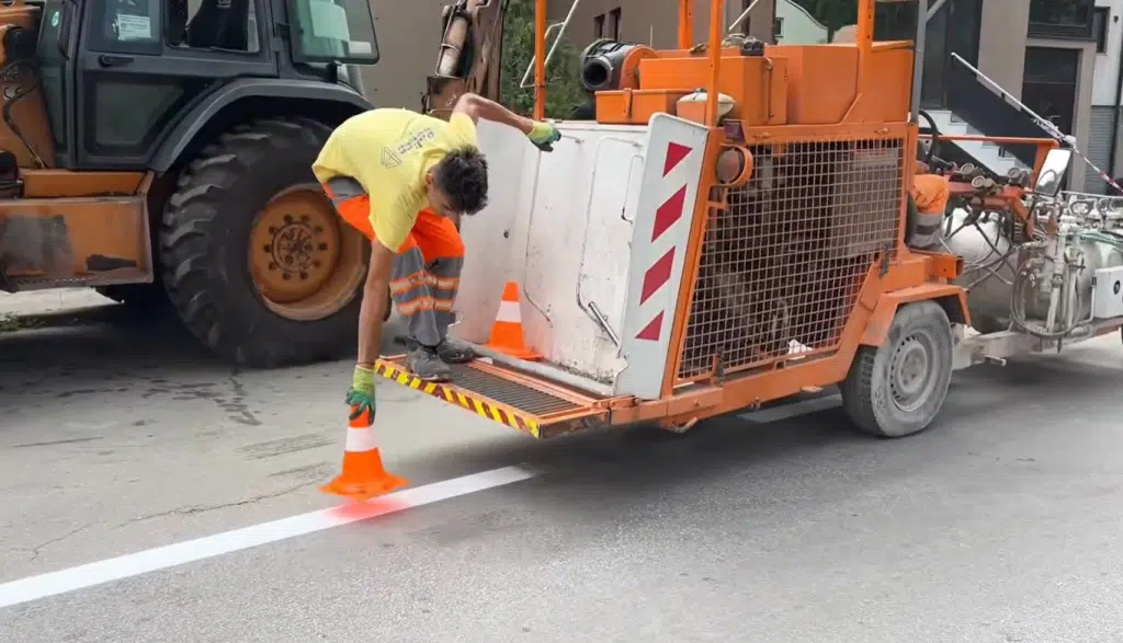 Općina Travnik: U toku radovi na obilježavanju horizontalne saobraćajne signalizacije