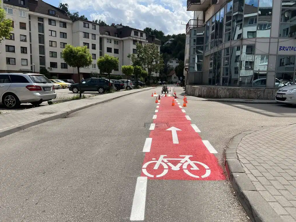Započelo obilježavanje prelaza biciklističke staze preko kolovoza u gradskoj zoni