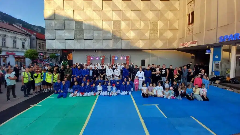 travnik u pokretu: zipline, biciklizam i karate za svečano veče (foto)