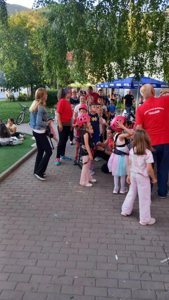 travnik u pokretu: zipline, biciklizam i karate za svečano veče (foto)