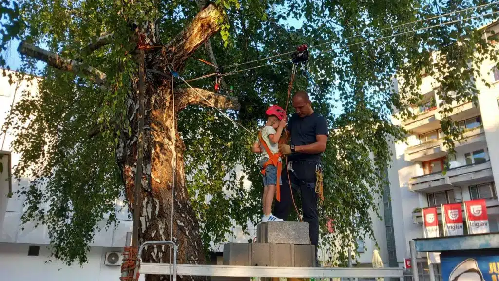 travnik u pokretu: zipline, biciklizam i karate za svečano veče (foto)