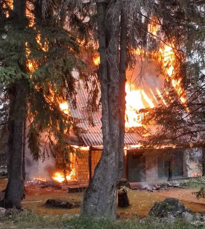 Grom zapalio vikendicu na Vlašiću, na terenu vatrogasne jedinice (FOTO)
