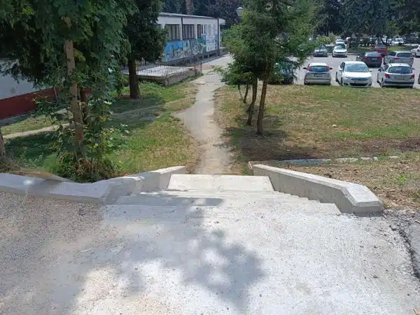 U ulici Stanična počeli radovi na izgradnji stepeništa i trotoara (FOTO)