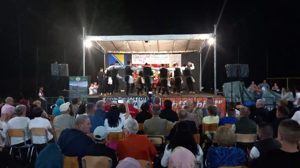 Održan koncert narodnih igara u Karauli (FOTO)
