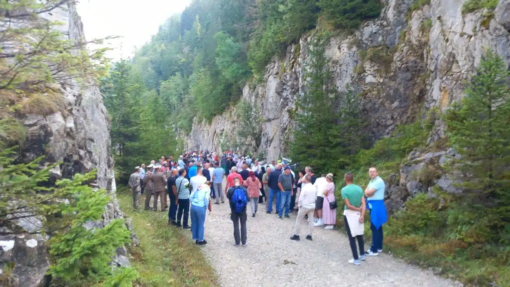 Obilježavanje godišnjice masakra na Korićanskim stijenama (FOTO) obilježavanje godišnjice masakra na korićanskim stijenama (foto)